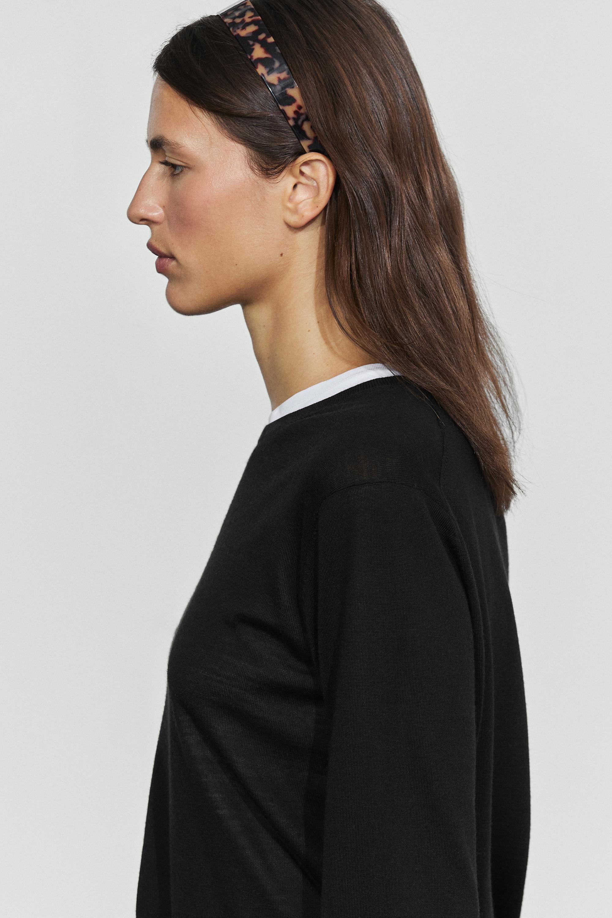 100% wool knit round neck sweater